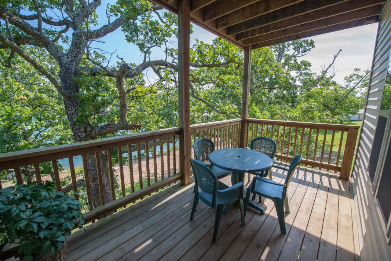 Escapes! to Branson Yacht Club