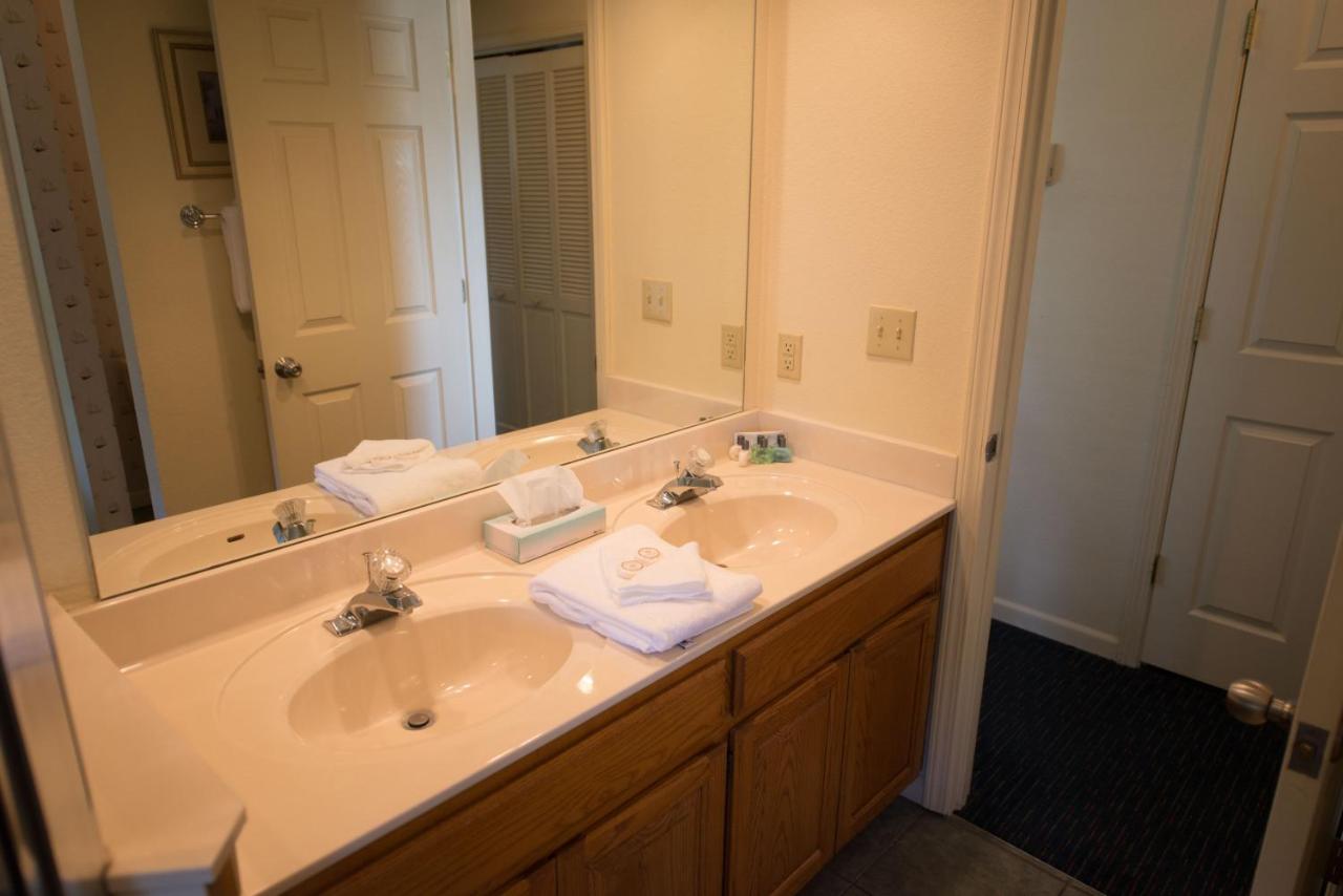 Escapes! to Branson Yacht Club