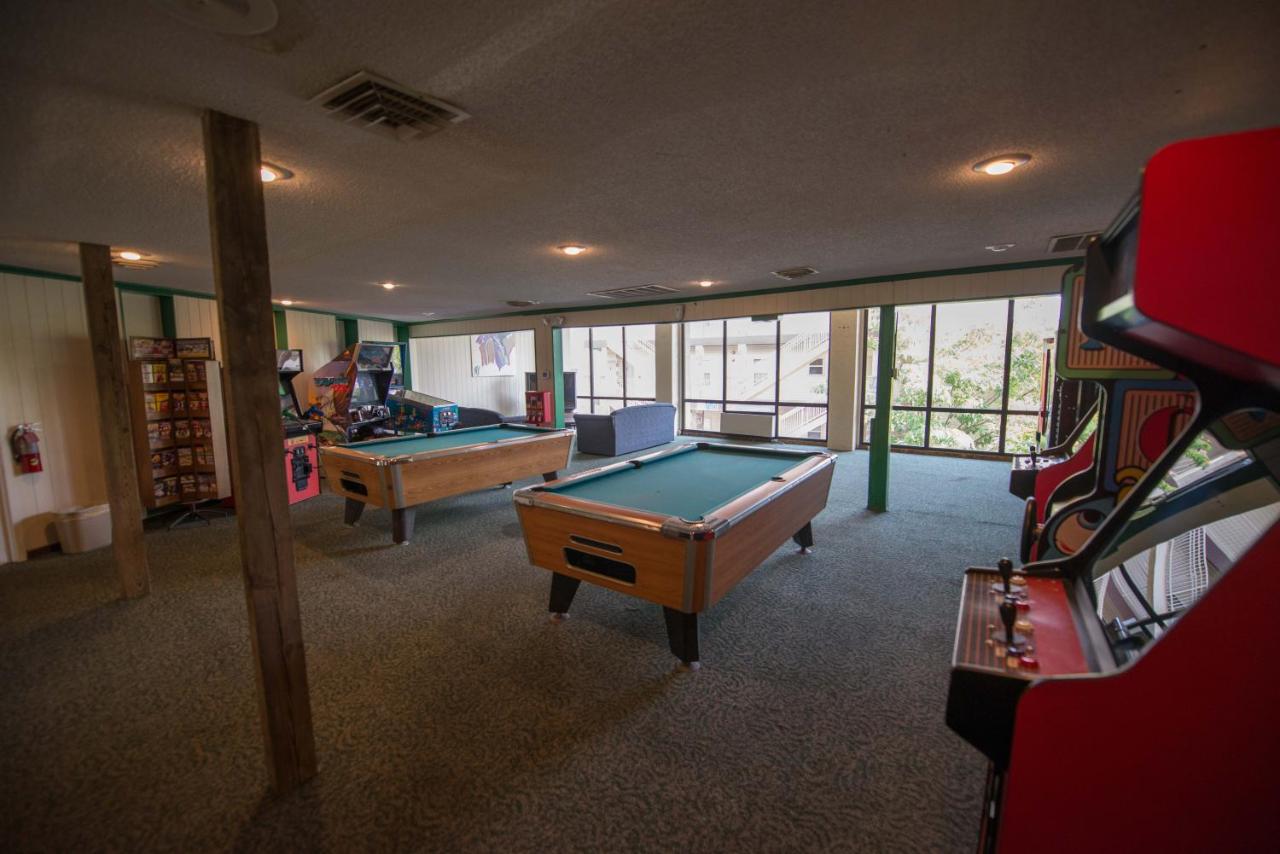 Escapes! to Branson Yacht Club