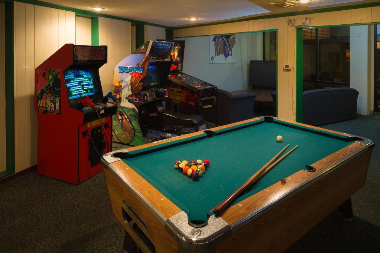 Escapes! to Branson Yacht Club