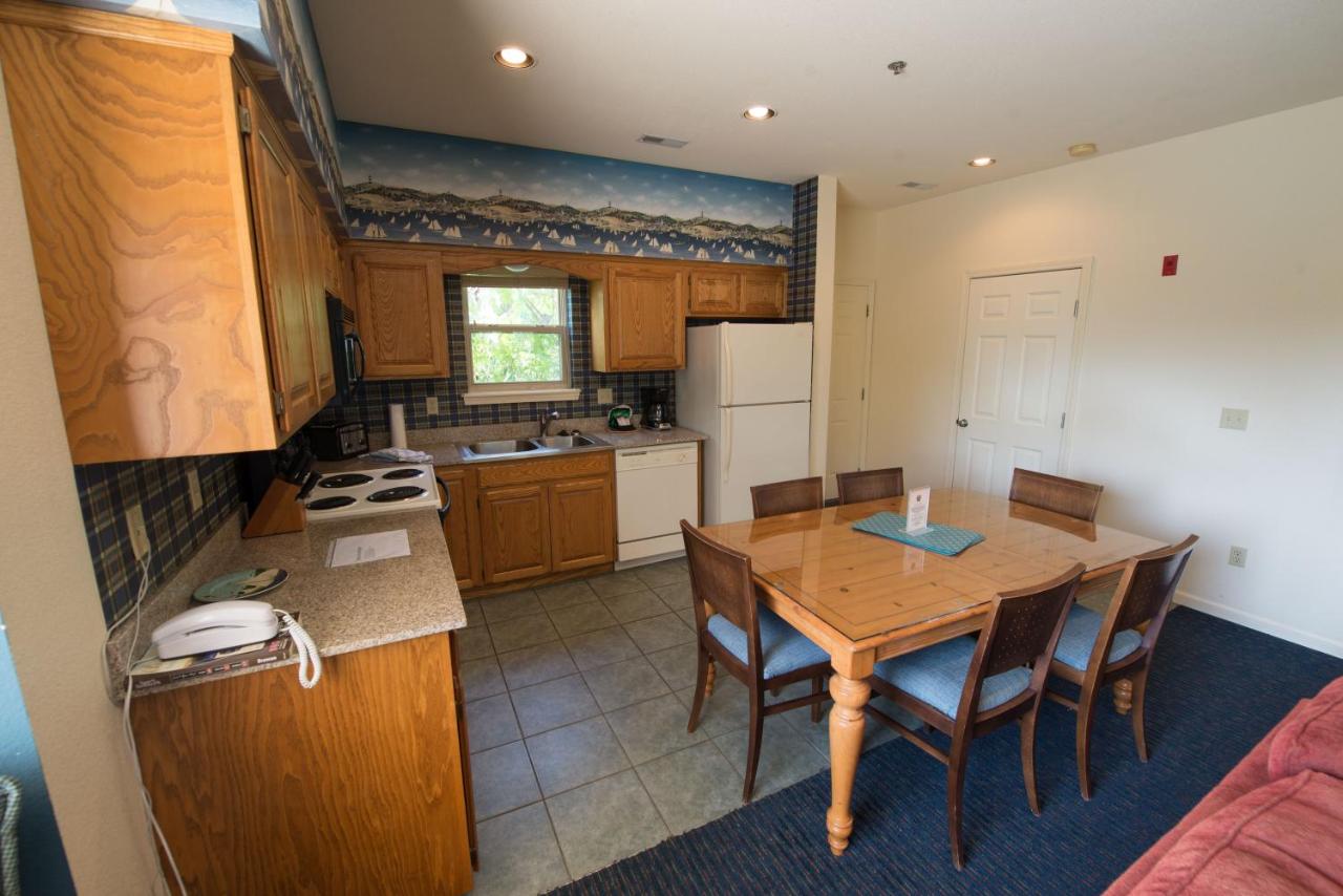 Escapes! to Branson Yacht Club