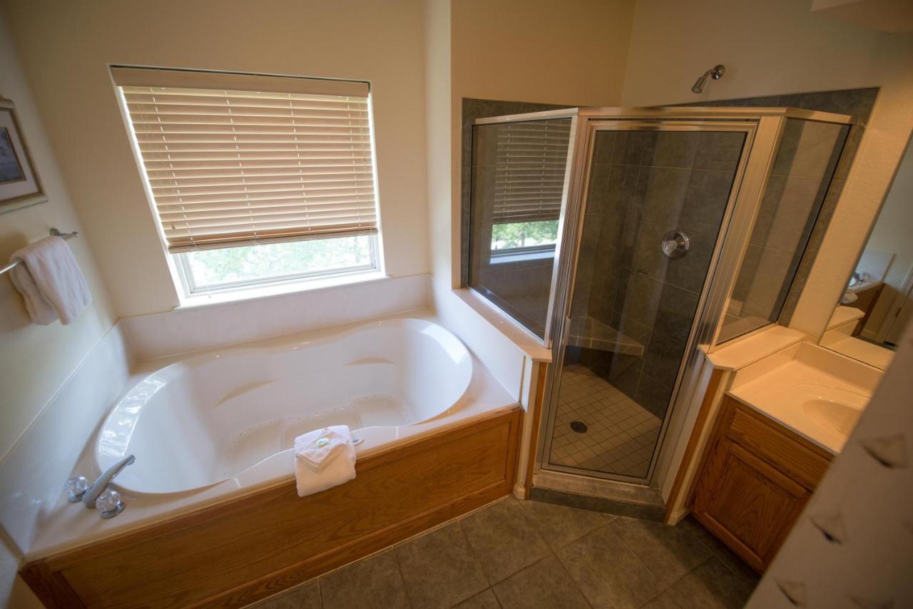 Escapes! to Branson Yacht Club