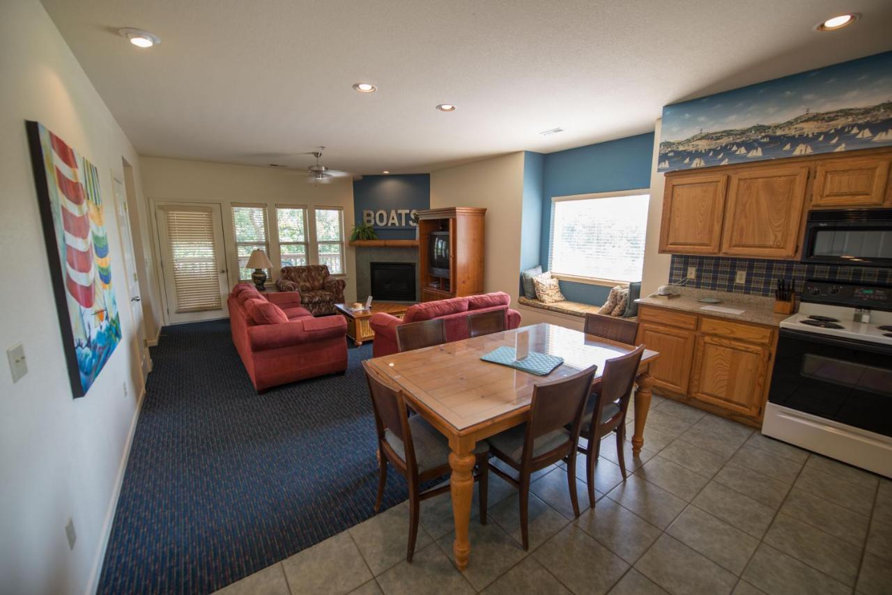 Escapes! to Branson Yacht Club