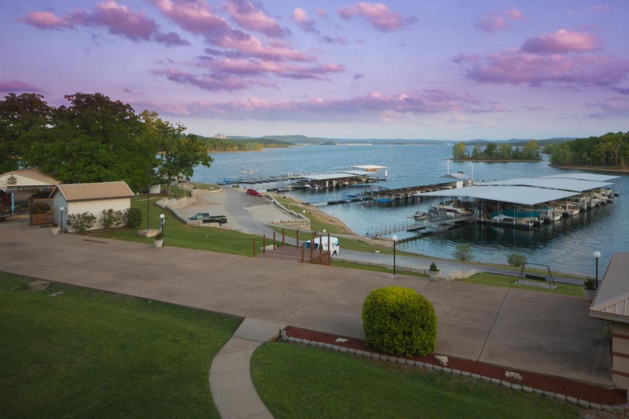 Escapes! to Branson Yacht Club