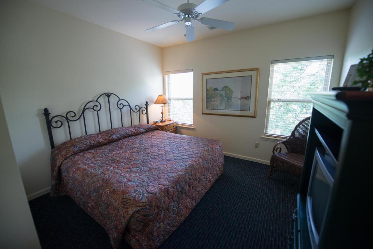 Escapes! to Branson Yacht Club