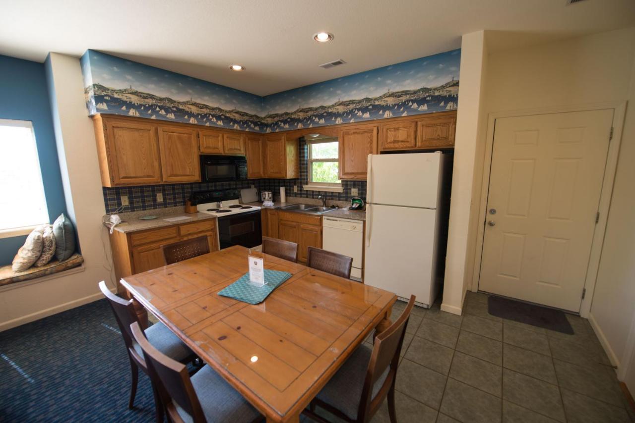 Escapes! to Branson Yacht Club