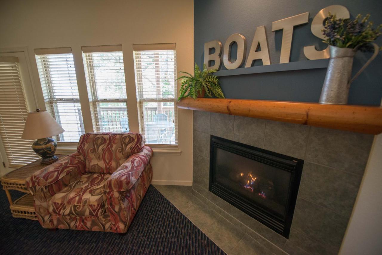 Escapes! to Branson Yacht Club