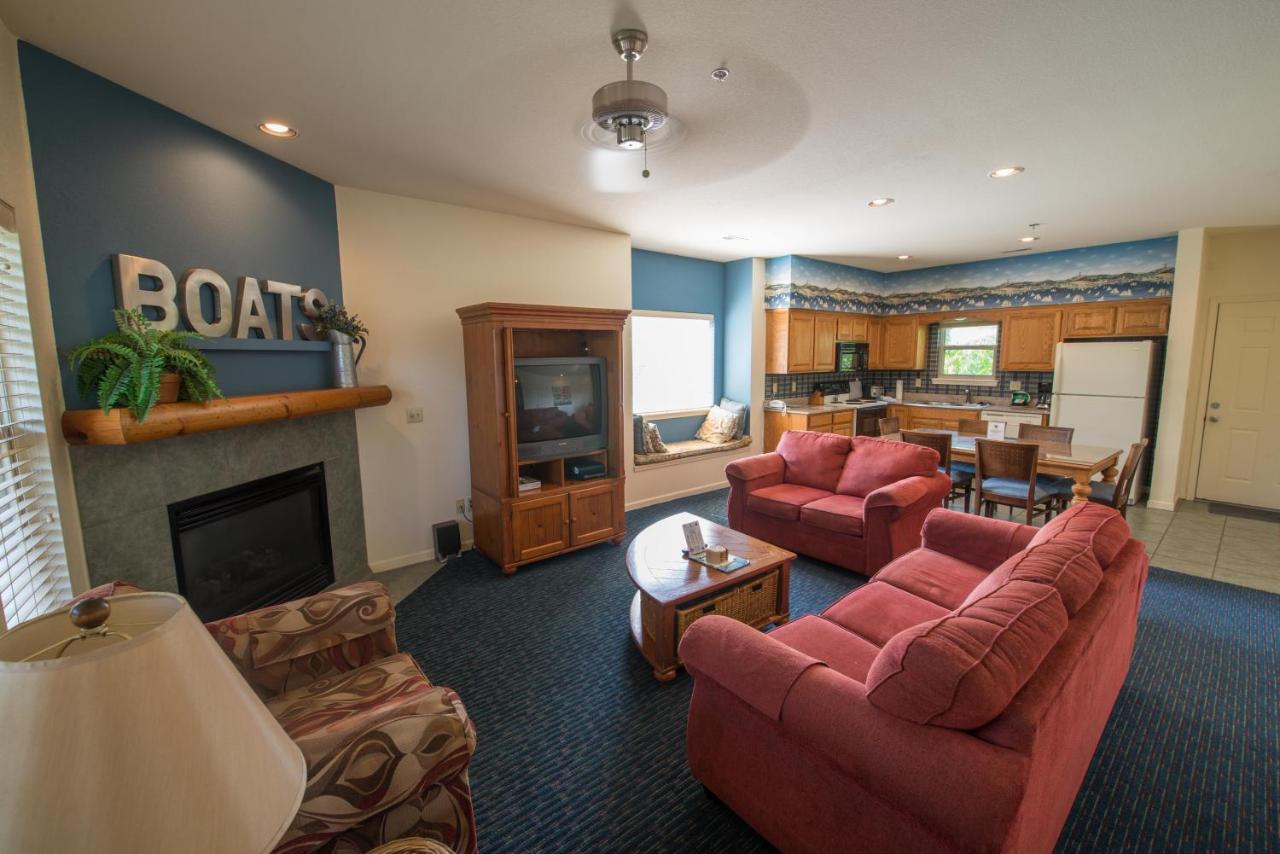 Escapes! to Branson Yacht Club