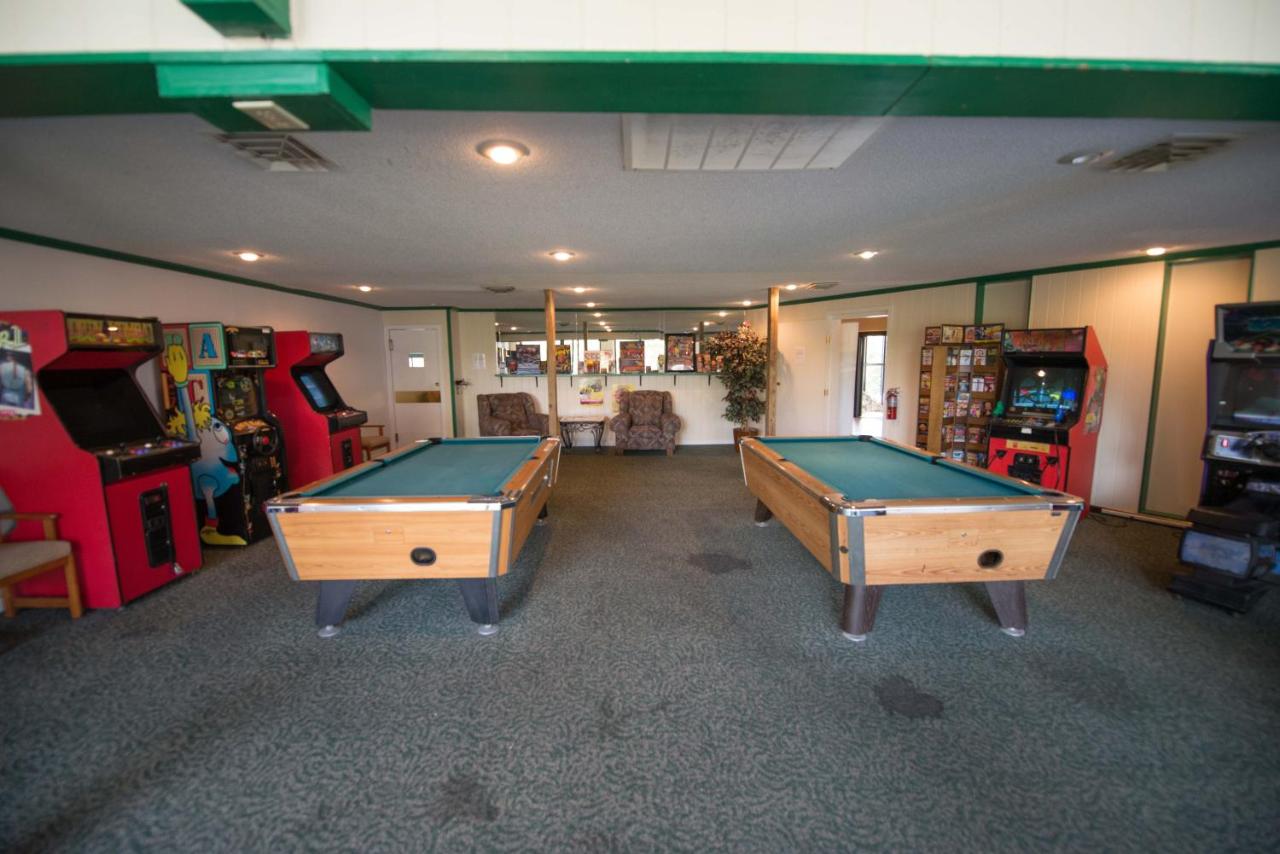 Escapes! to Branson Yacht Club