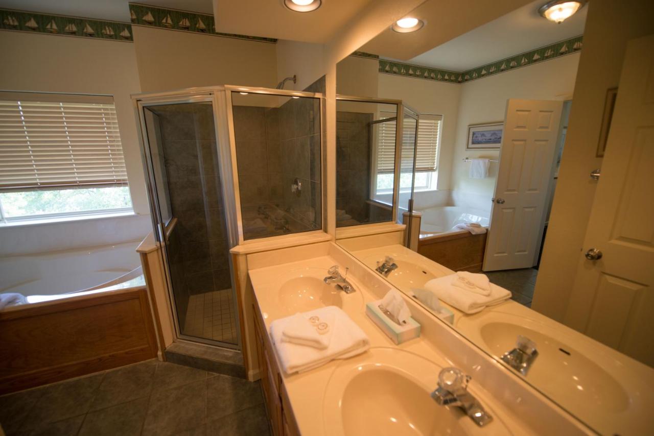 Escapes! to Branson Yacht Club