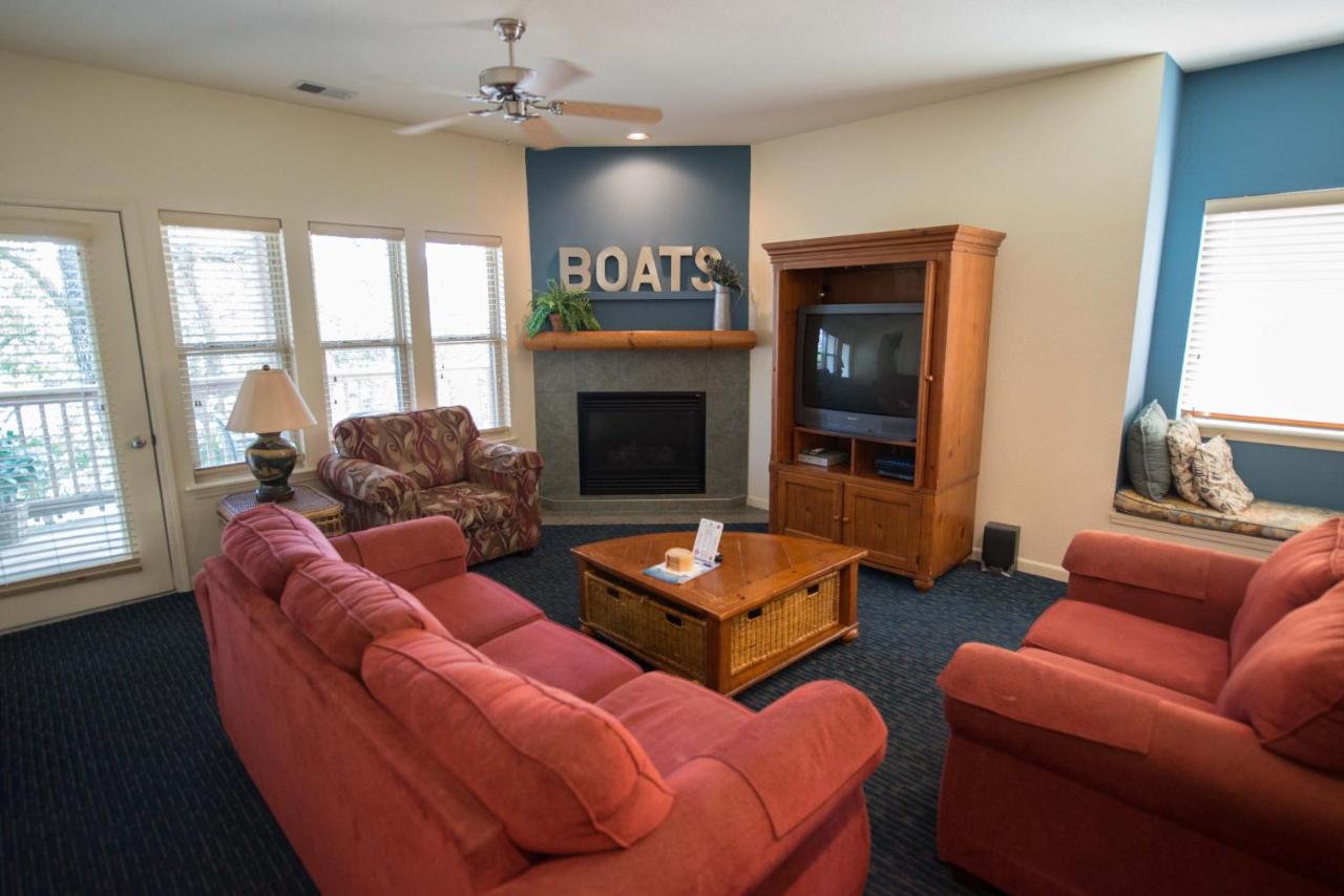 Escapes! to Branson Yacht Club