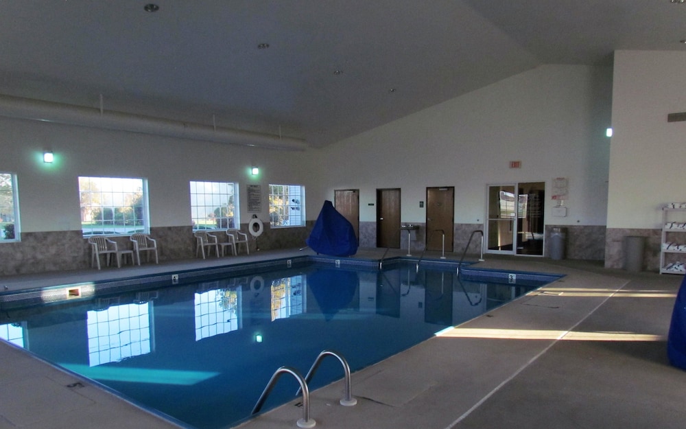 Oak Hill Inn & Suites