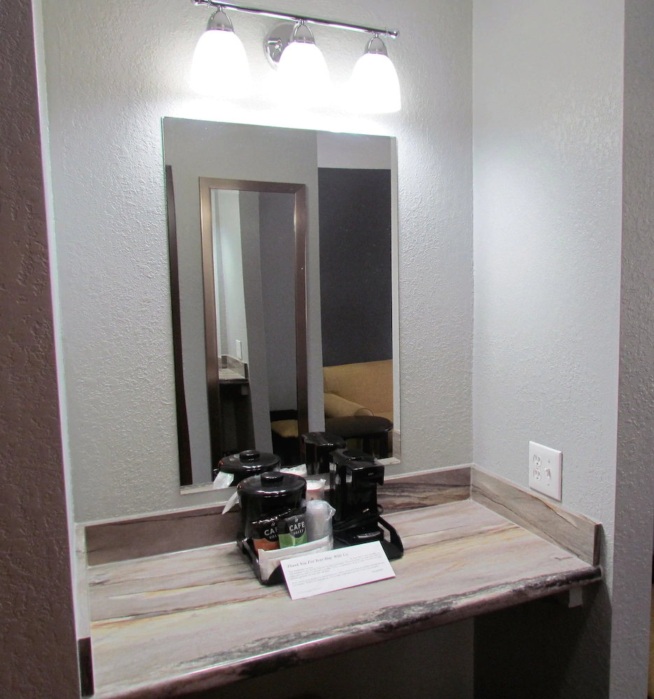 Oak Hill Inn & Suites