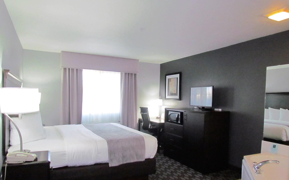 Oak Hill Inn & Suites