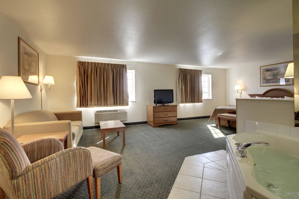 Oak Hill Inn & Suites