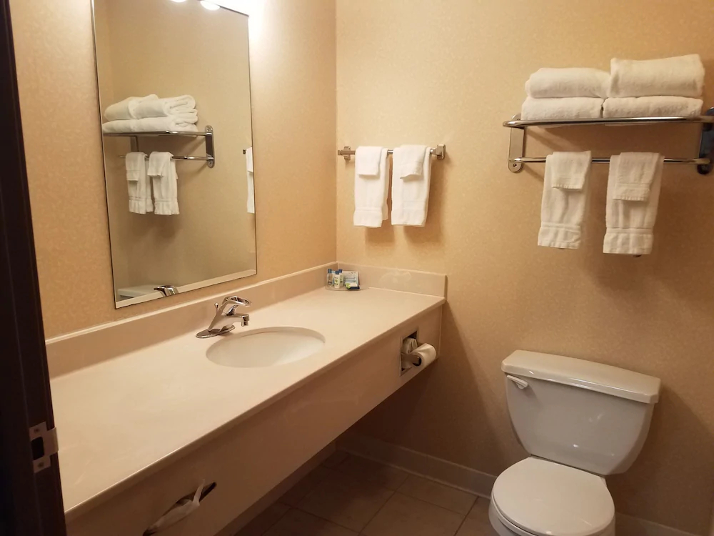 Oak Hill Inn & Suites