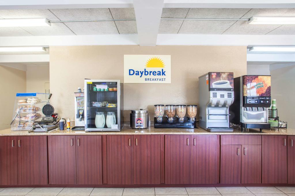 Days Inn by Wyndham Columbia I-70