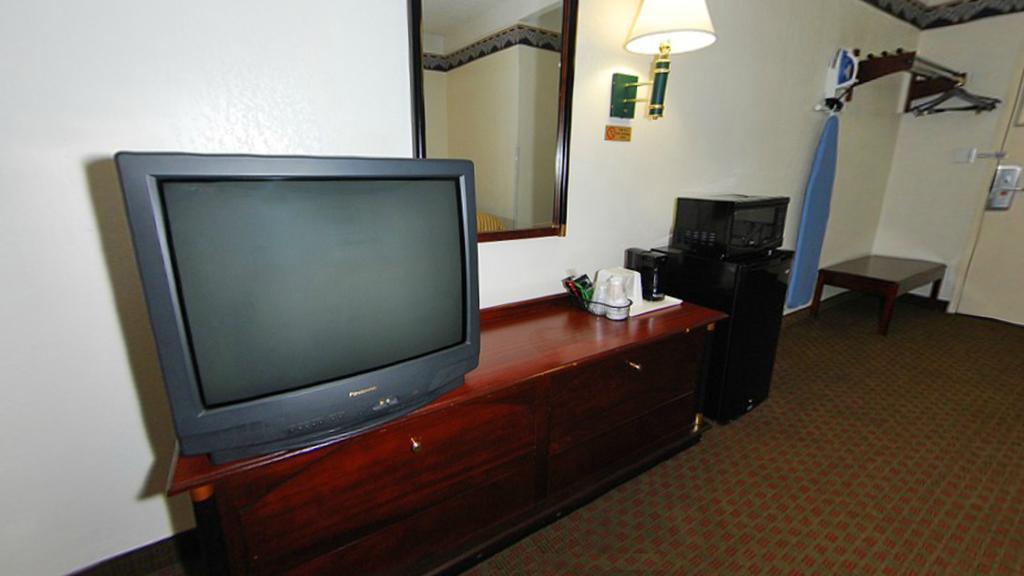 Days Inn by Wyndham Columbia I-70