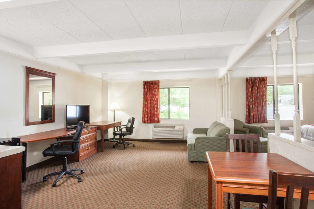 Days Inn by Wyndham Columbia I-70