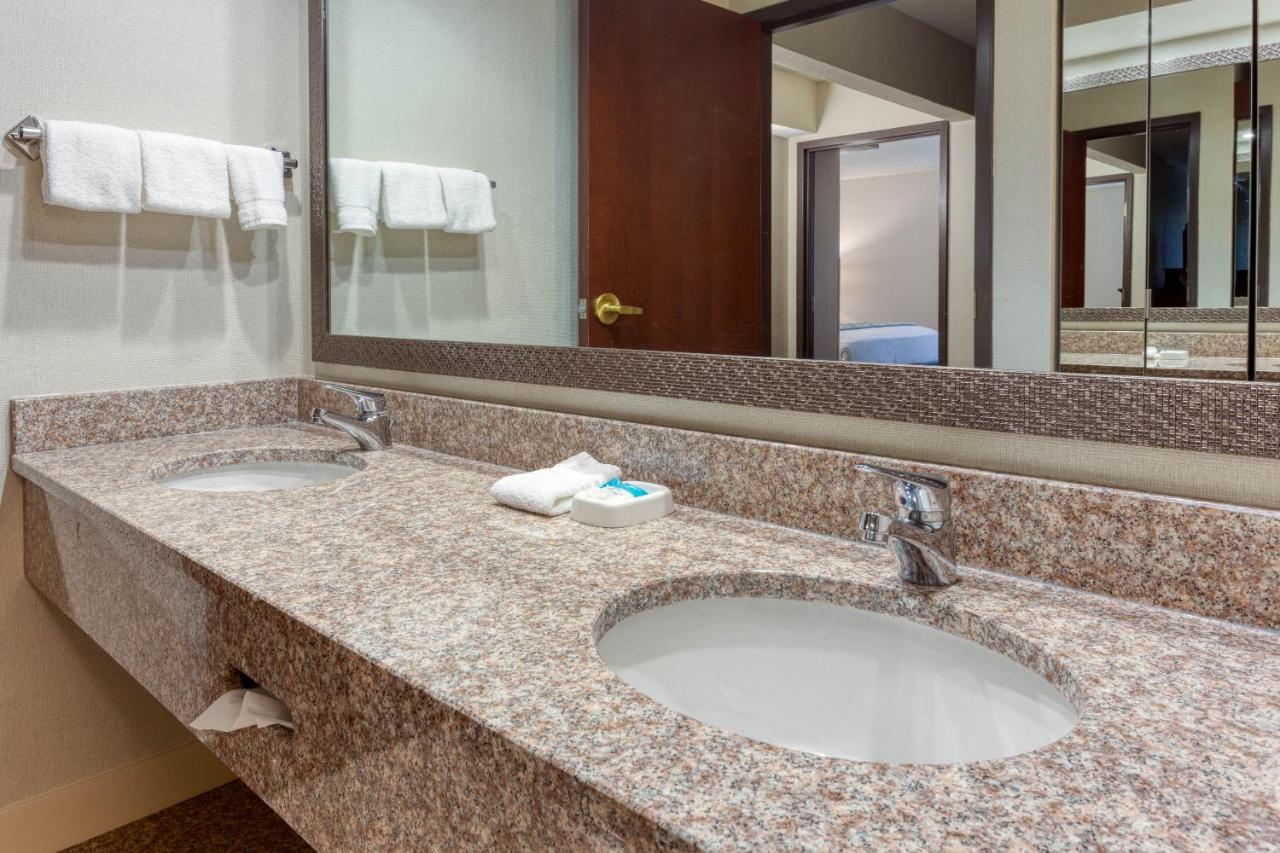 Heritage Inn & Suites St. Louis/Fenton, Trademark by Wyndham