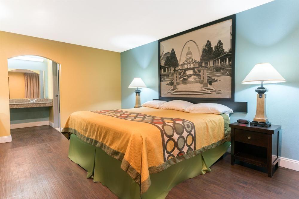 Super 8 by Wyndham Fenton/St. Louis Area