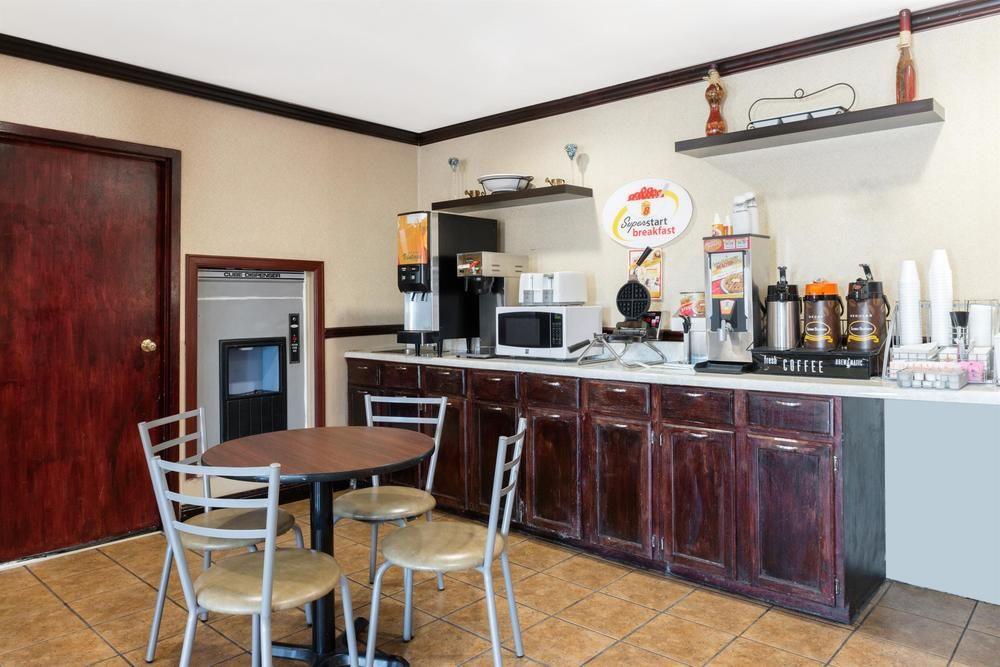 Super 8 by Wyndham Fenton/St. Louis Area