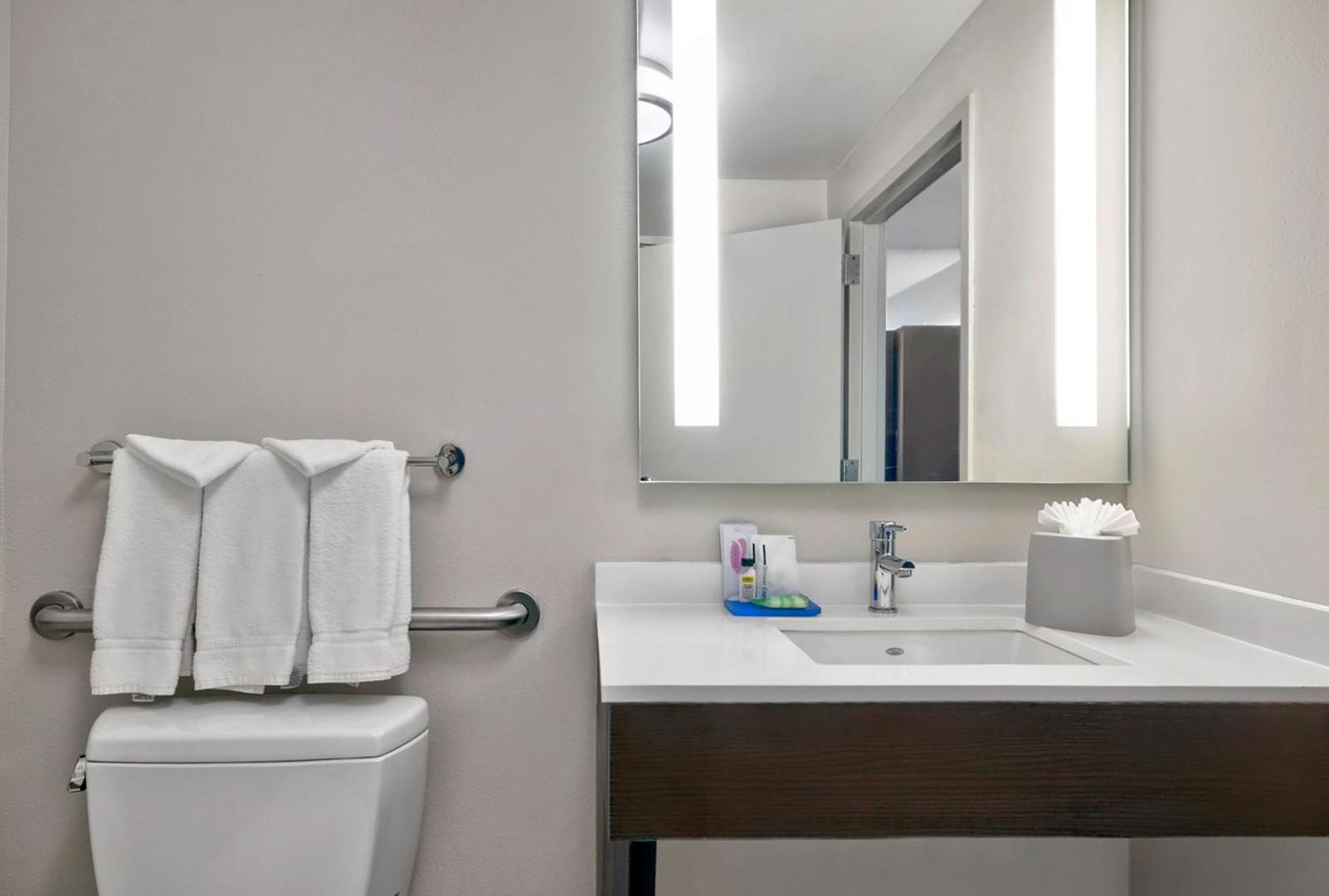 Holiday Inn Express Hotel & Suites Kansas City - Grandview
