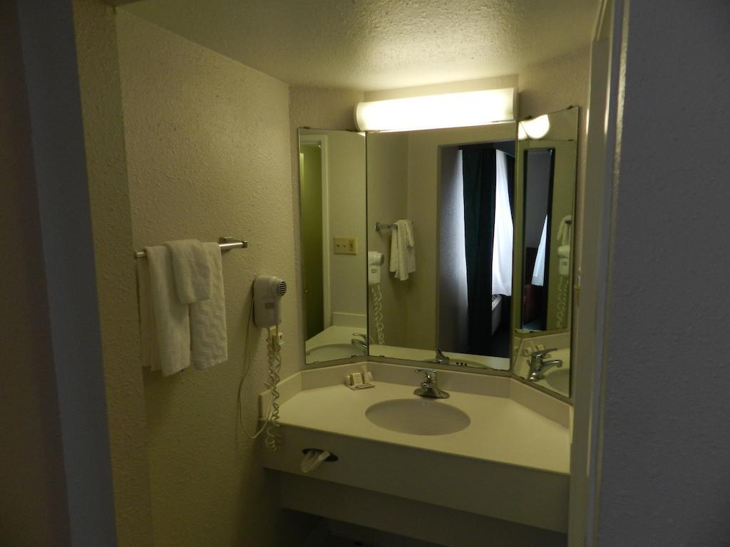 Motel 6 Hazelwood MO