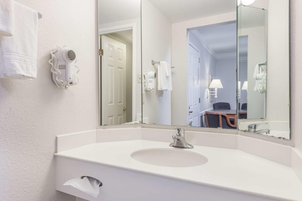 Motel 6 Hazelwood MO