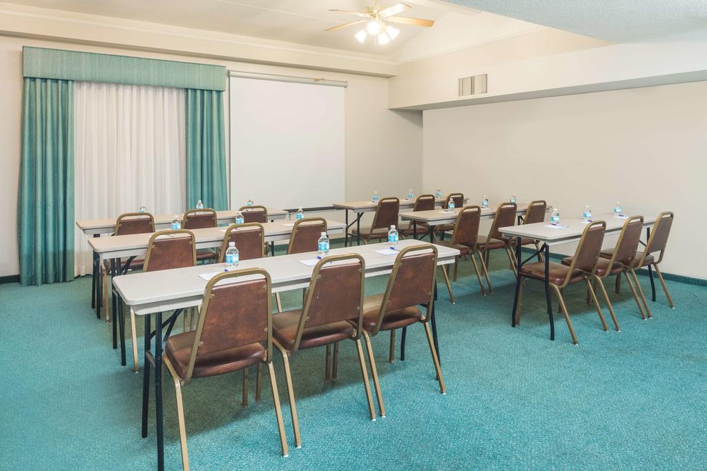 Motel 6 Hazelwood MO