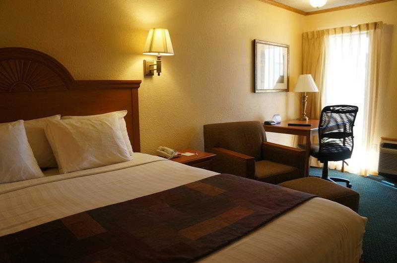 SureStay by Best Western Kansas City Country Inn North