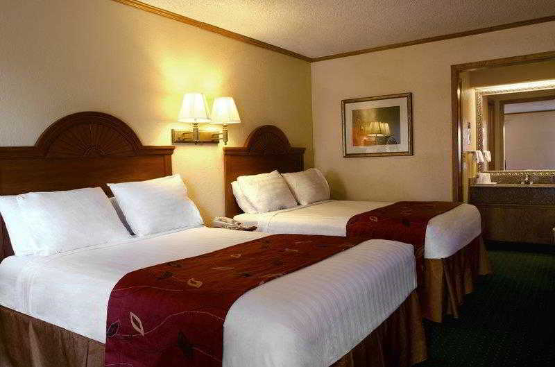 SureStay by Best Western Kansas City Country Inn North