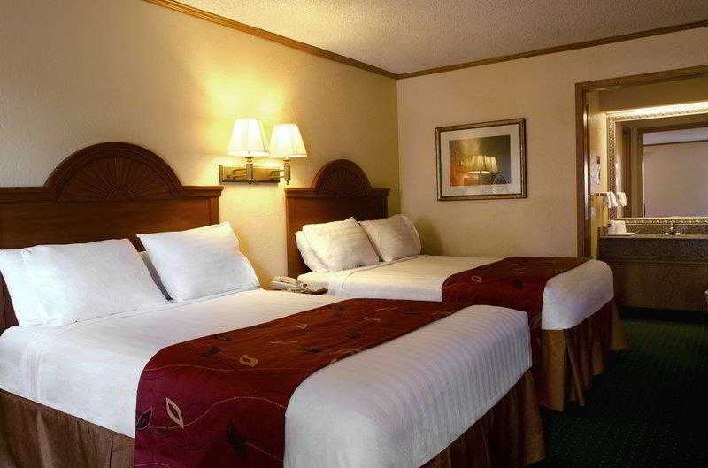 SureStay by Best Western Kansas City Country Inn North