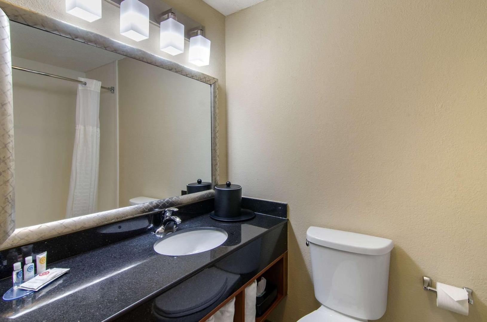 Comfort Inn & Suites Kansas City - Northeast