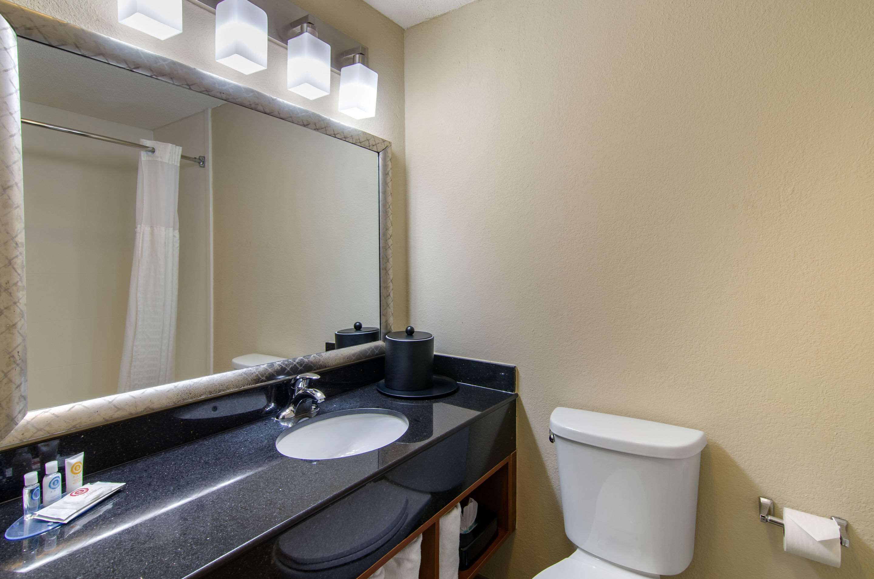 Comfort Inn & Suites Kansas City - Northeast