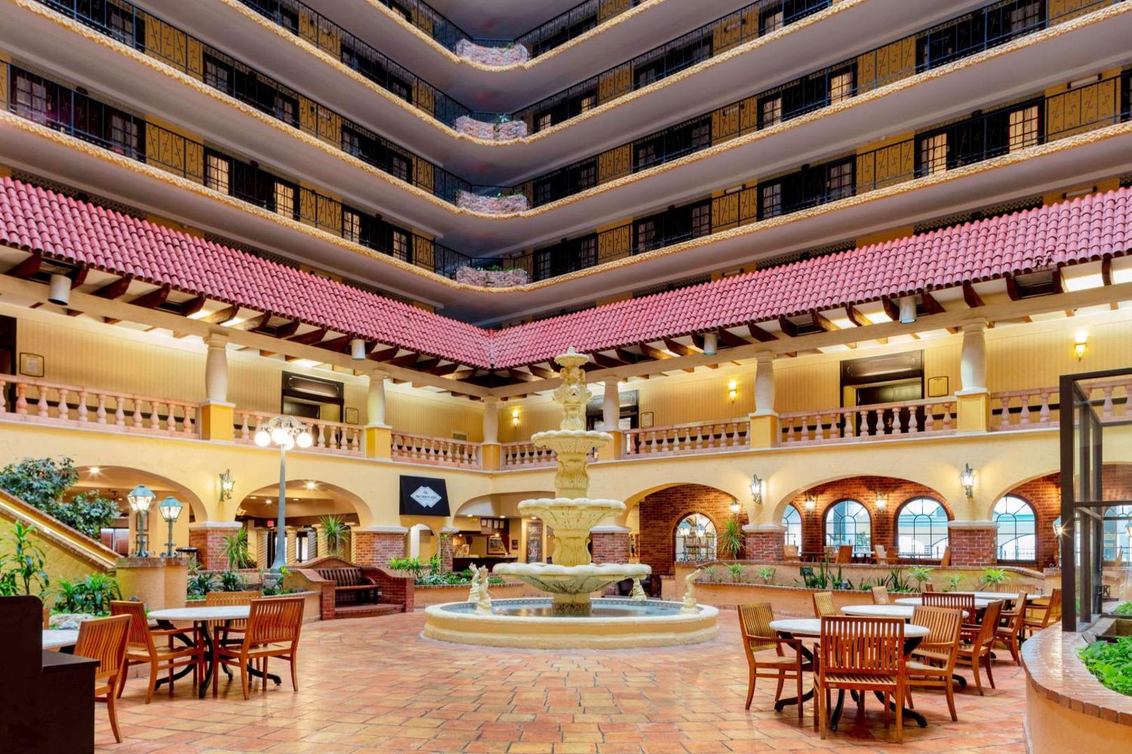 Embassy Suites Kansas City - Plaza