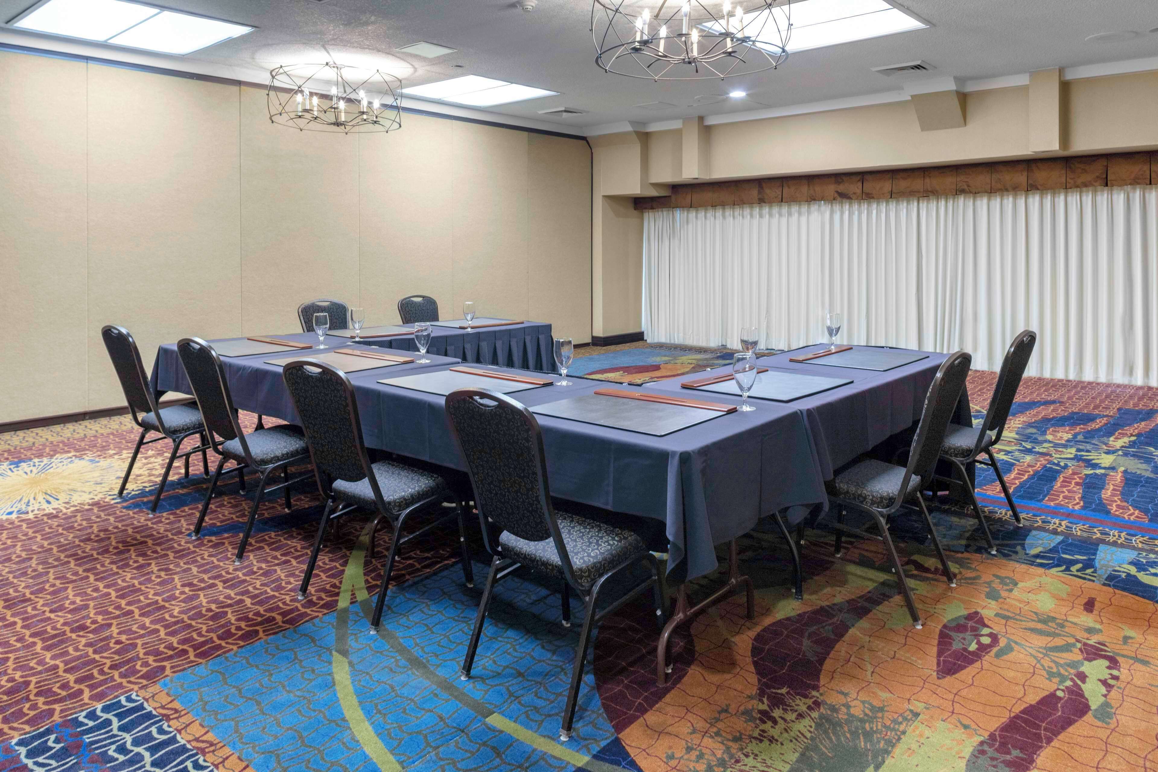 Embassy Suites Kansas City - Plaza