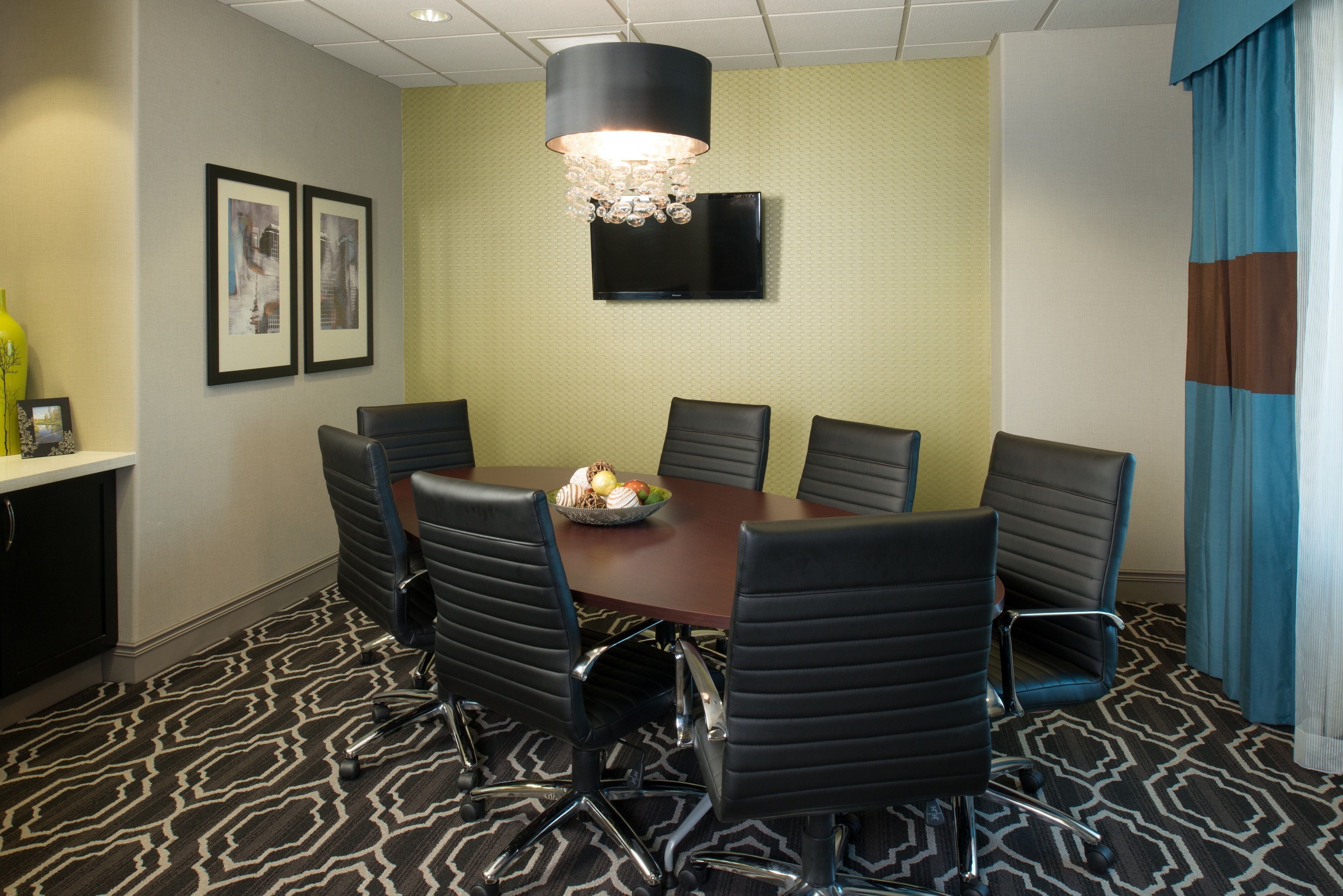 Holiday Inn Express & Suites Kansas City Airport