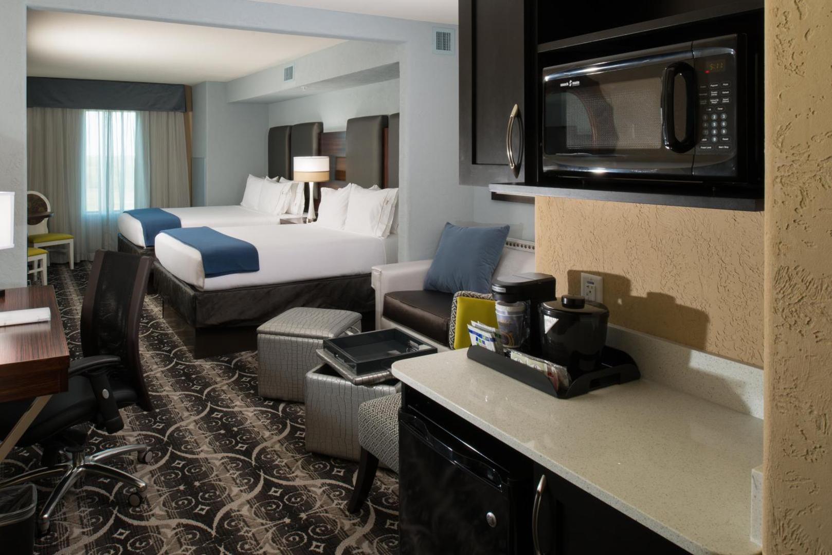 Holiday Inn Express & Suites Kansas City Airport