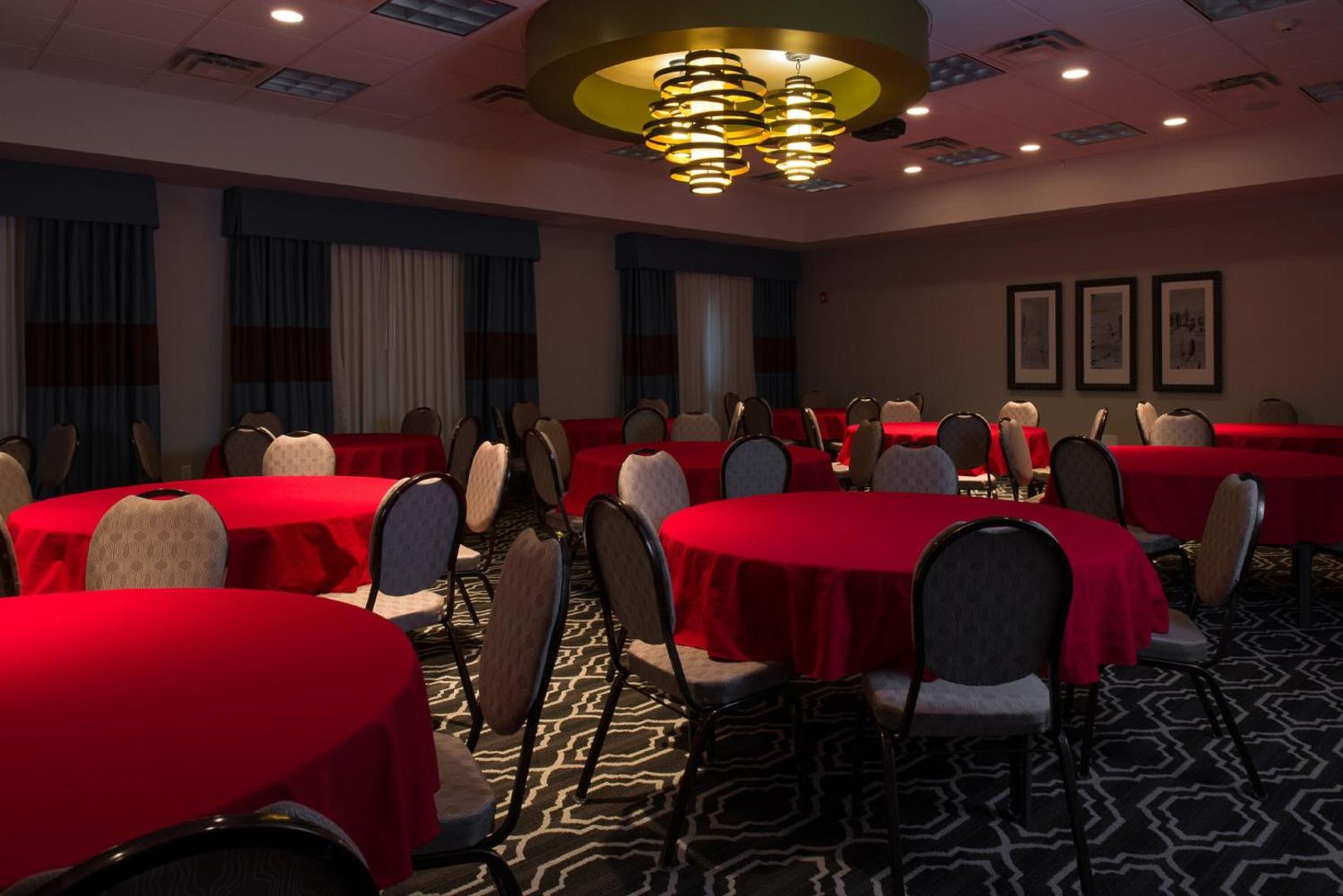 Holiday Inn Express & Suites Kansas City Airport