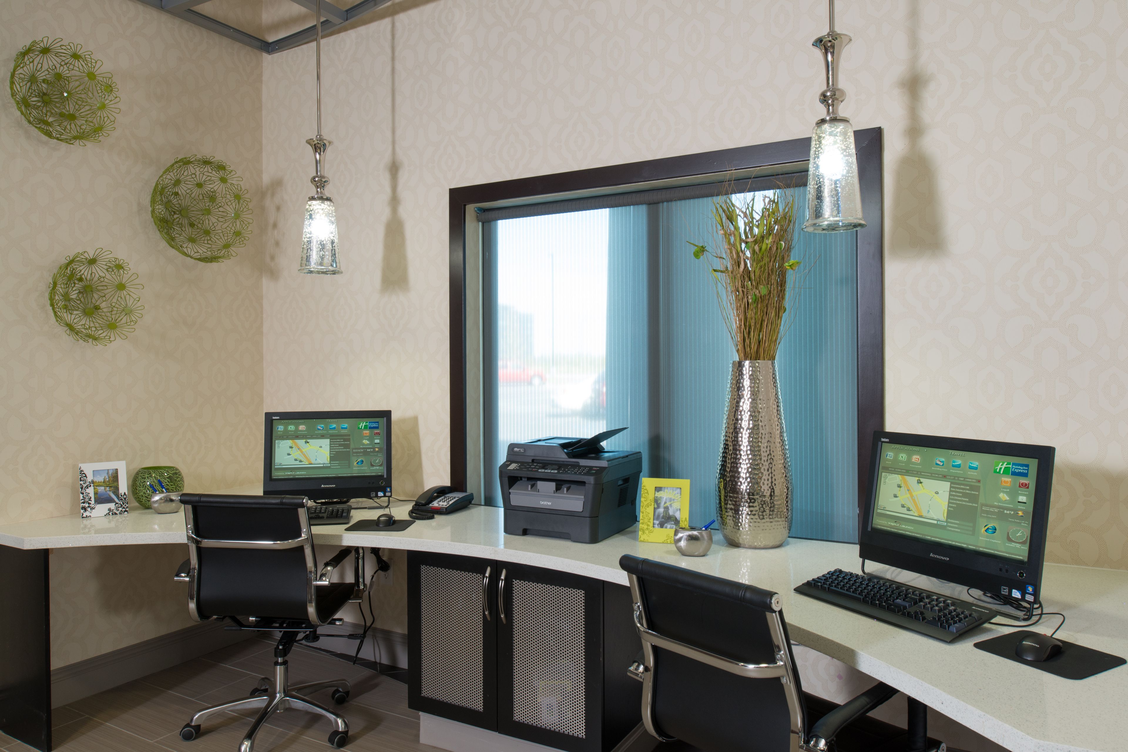 Holiday Inn Express & Suites Kansas City Airport