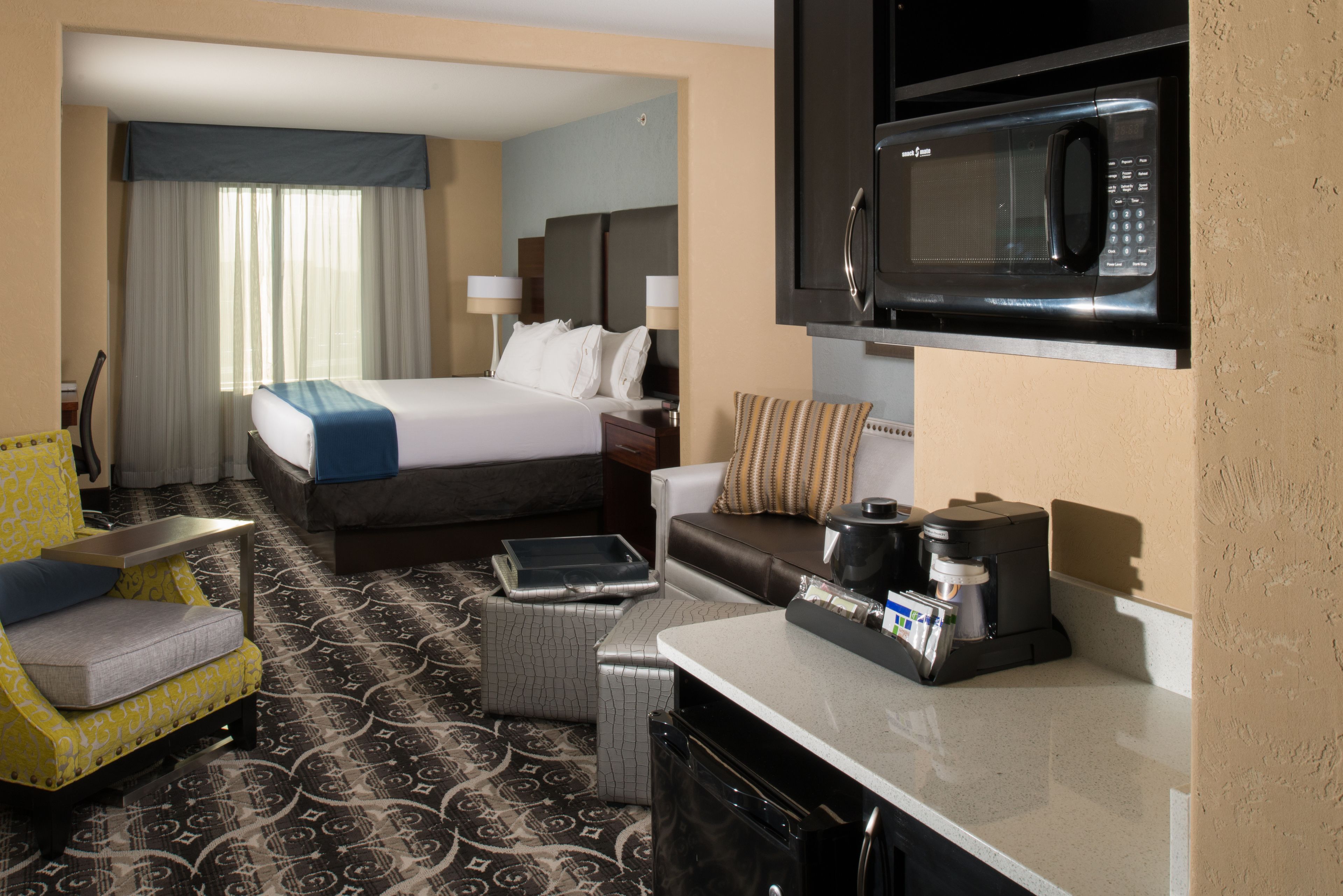 Holiday Inn Express & Suites Kansas City Airport