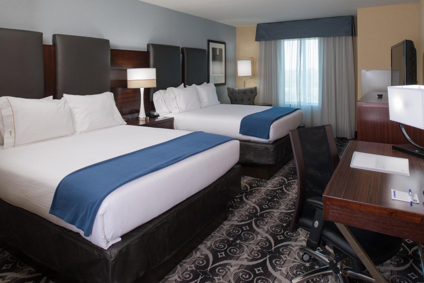 Holiday Inn Express & Suites Kansas City Airport