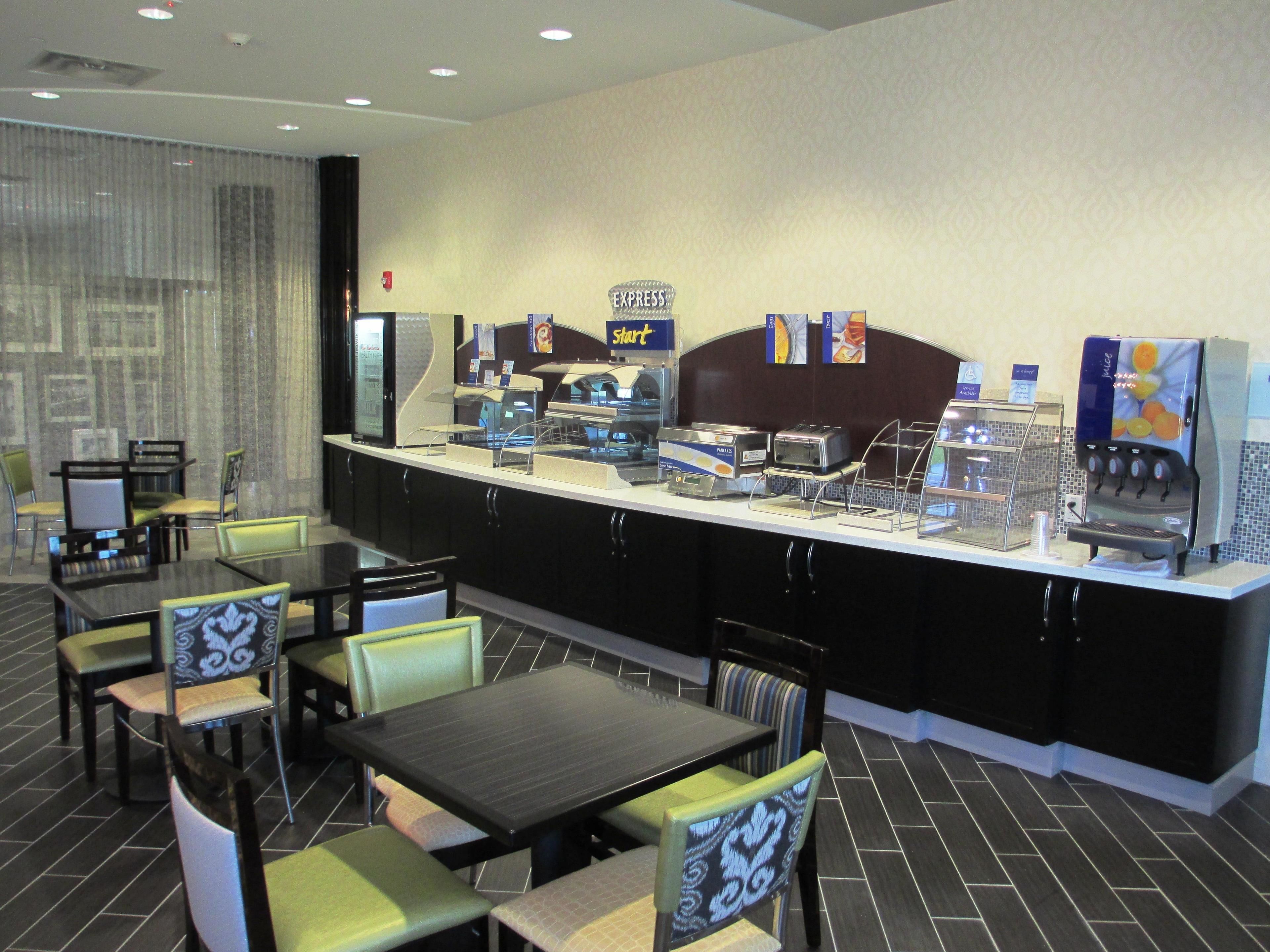 Holiday Inn Express & Suites Kansas City Airport