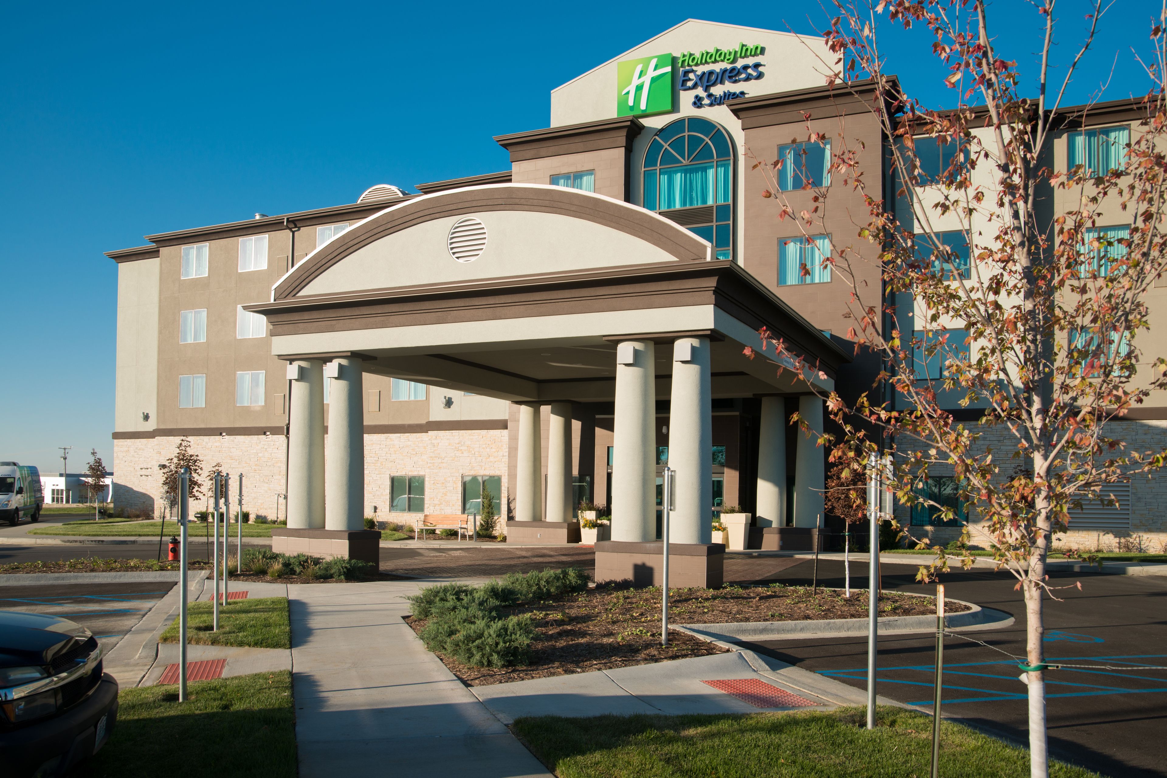 Holiday Inn Express & Suites Kansas City Airport