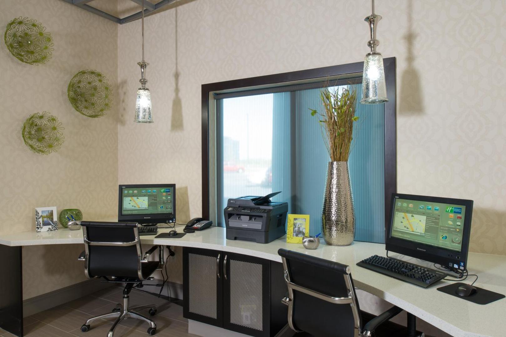 Holiday Inn Express & Suites Kansas City Airport