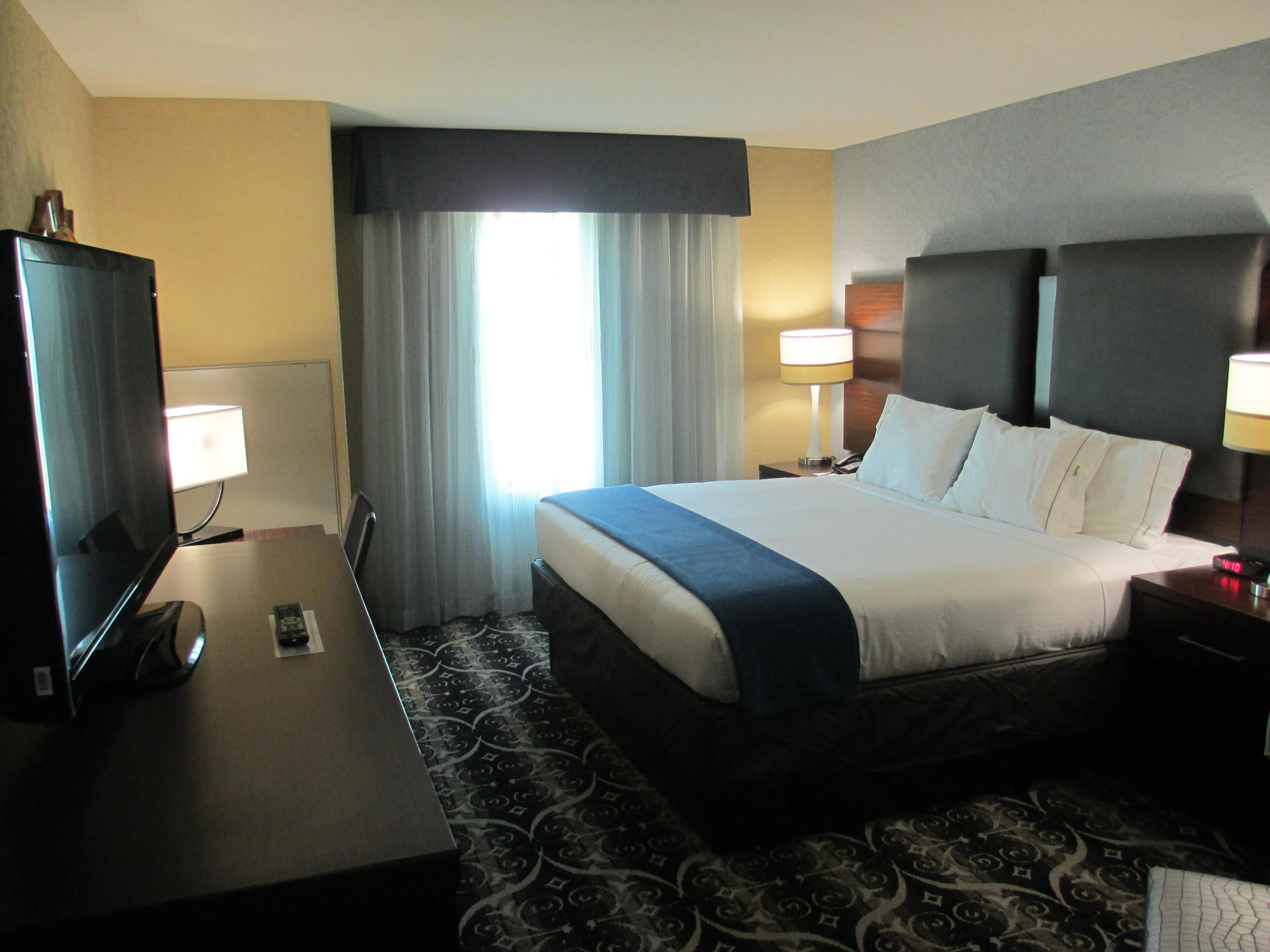 Holiday Inn Express & Suites Kansas City Airport