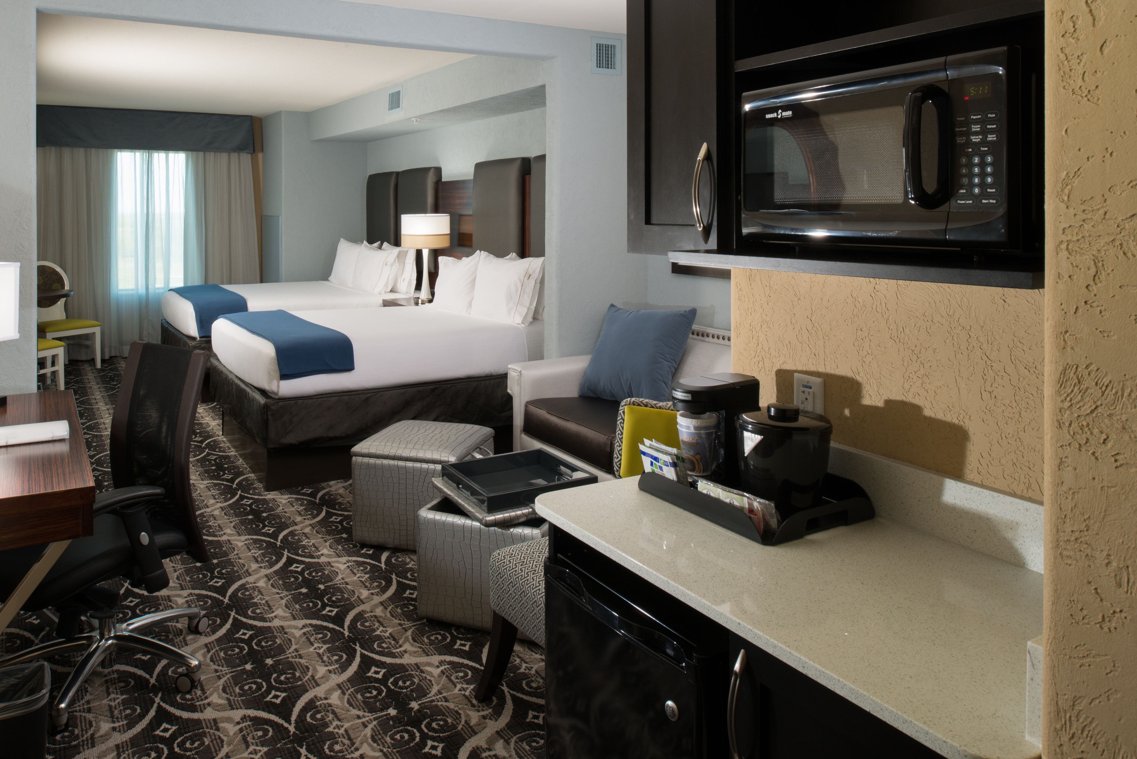 Holiday Inn Express & Suites Kansas City Airport