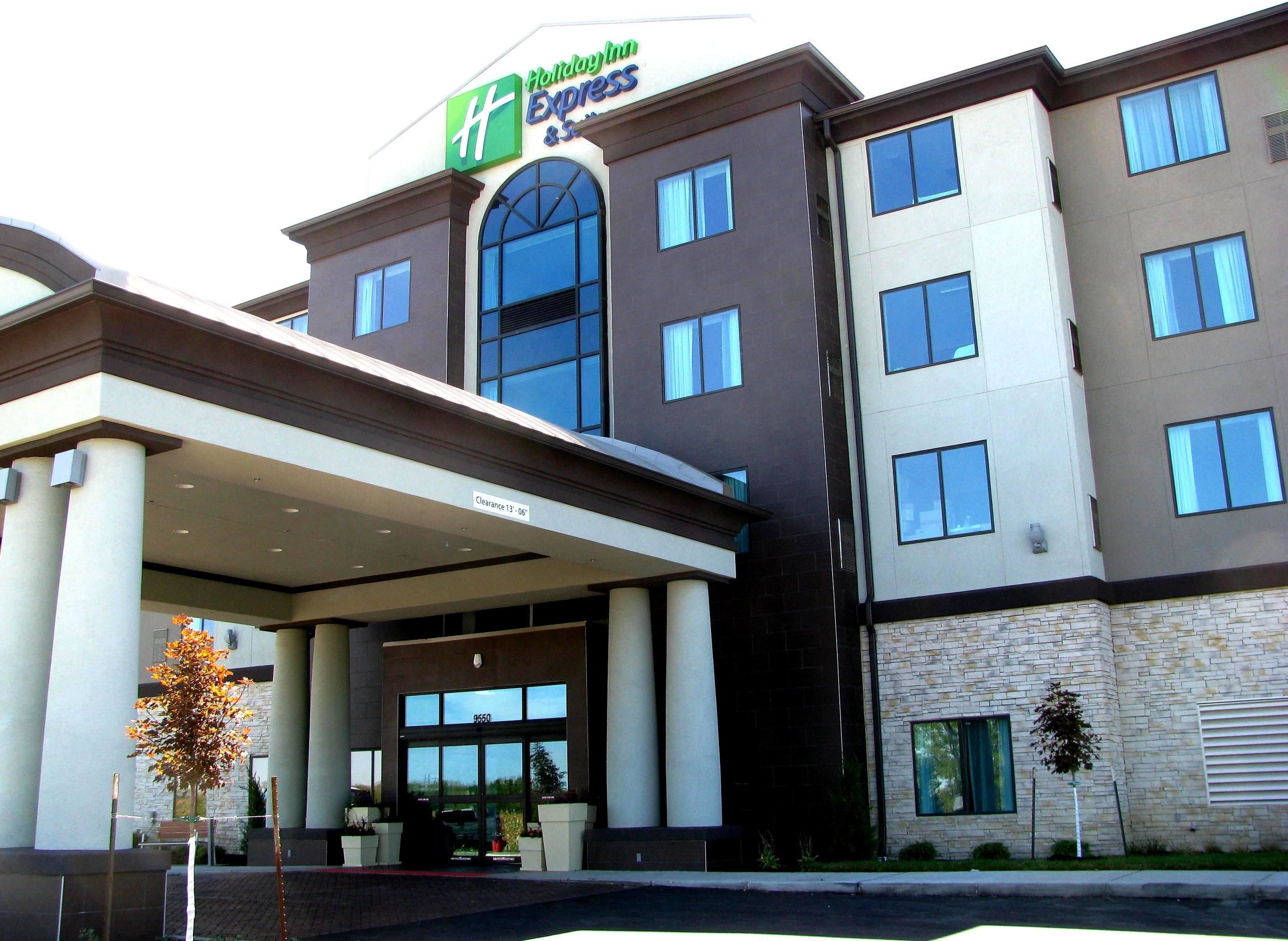 Holiday Inn Express & Suites Kansas City Airport