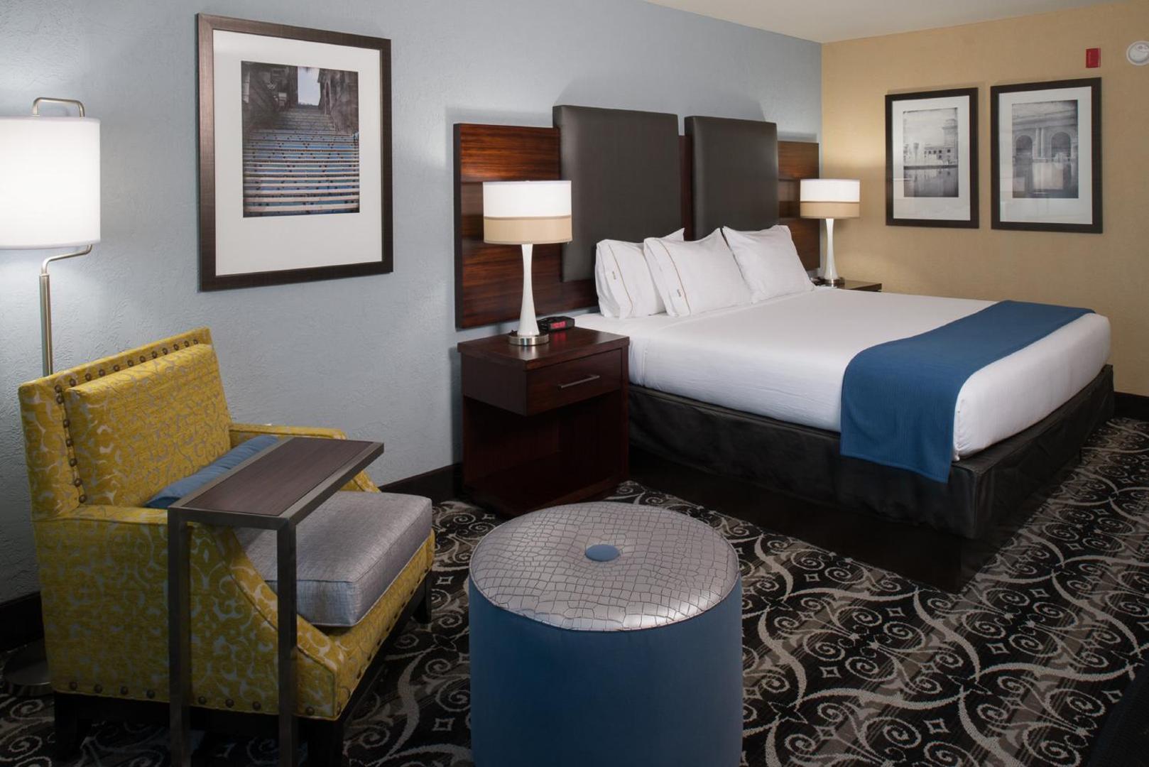 Holiday Inn Express & Suites Kansas City Airport